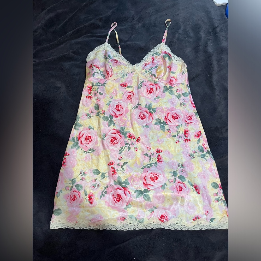 Vintage nightie/slip, excellent condition! Yellow and pink. Fits like a M or L